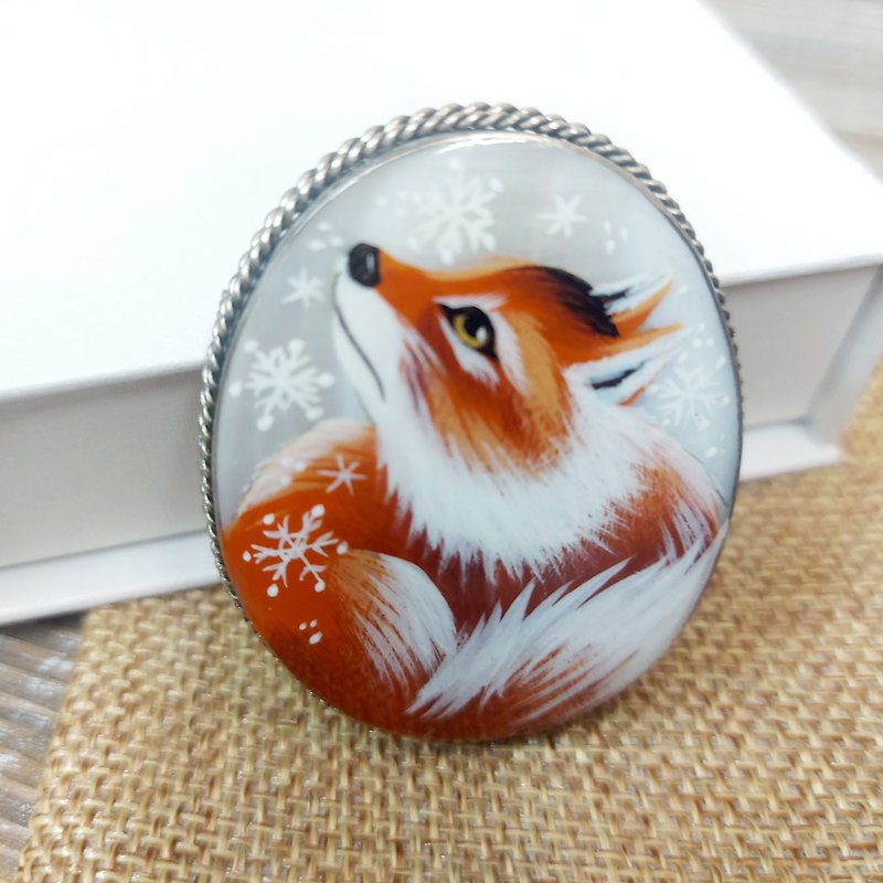 Handmade jewelry: Fox curled up into ball in Winter snowflakes on pearl brooch - เข็มกลัด - เปลือกหอย สีส้ม