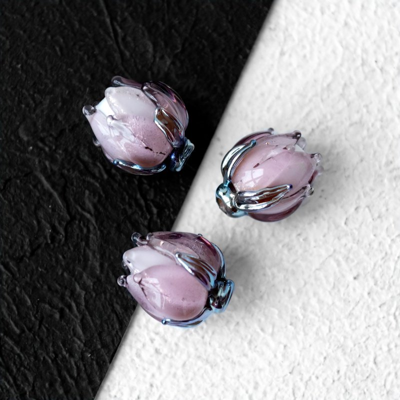 Lilac Flower Bud Rose Lampwork Beads Handmade Murano Glass 1pc - 陶藝/玻璃 - 玻璃 紫色