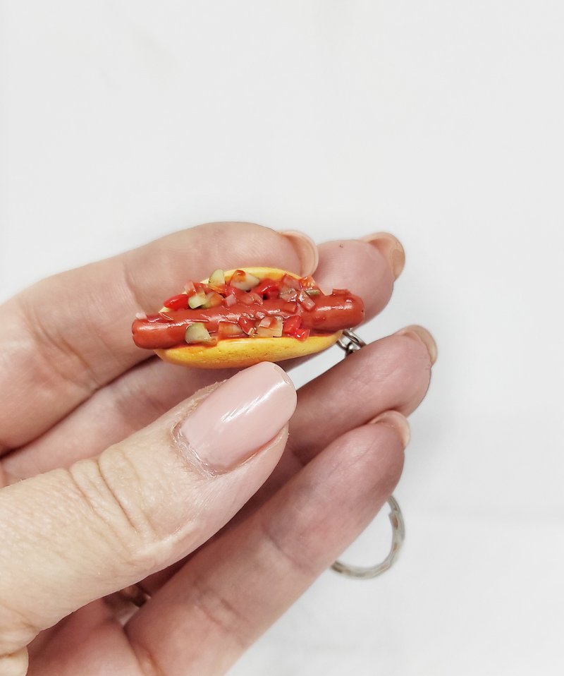 Realistic hot dog on a keychain - a keychain with food - gift idea - 鑰匙圈/鑰匙包 - 黏土 