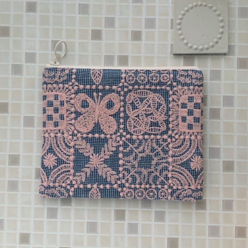 mina perhonen forest tile 最新色　総刺繍　蝶　ハンドメイド　フラットポーチ - 化妝包/收納袋 - 棉．麻 粉紅色