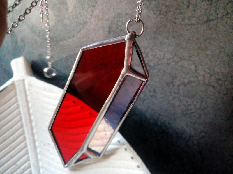 幾何 Glass crystal semi precious stone imitation. geometric car hanger. 彩繪玻璃 - Necklaces - Glass Red