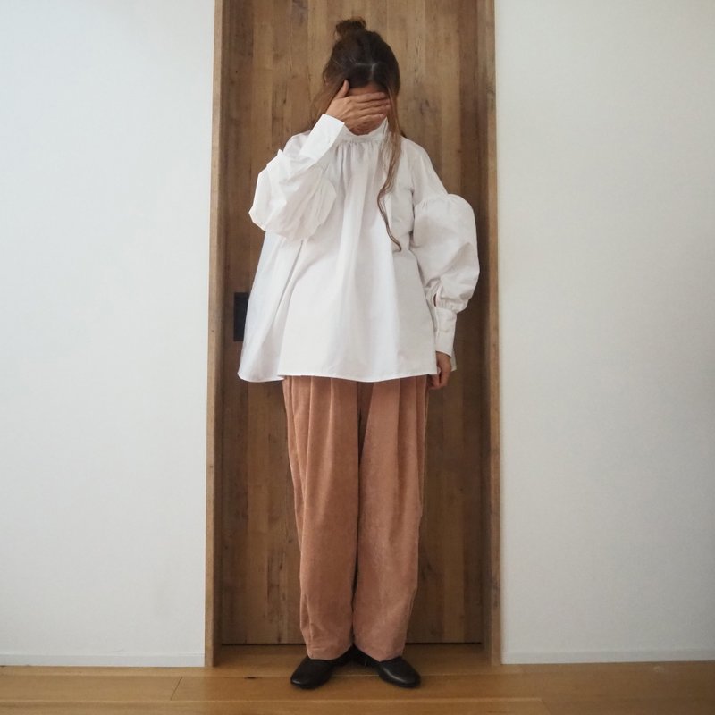 【Pre-order】Gathered Sleeve Cotton Blouse / White - 女襯衫 - 棉．麻 白色