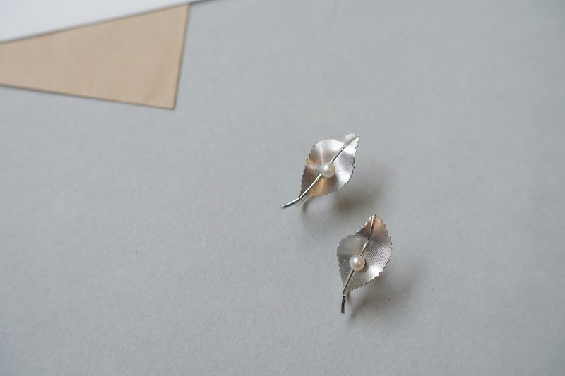 美國古董Krementz 14k白金包金葉子淡水珍珠耳環 - 耳環/耳夾 - 珍珠 銀色