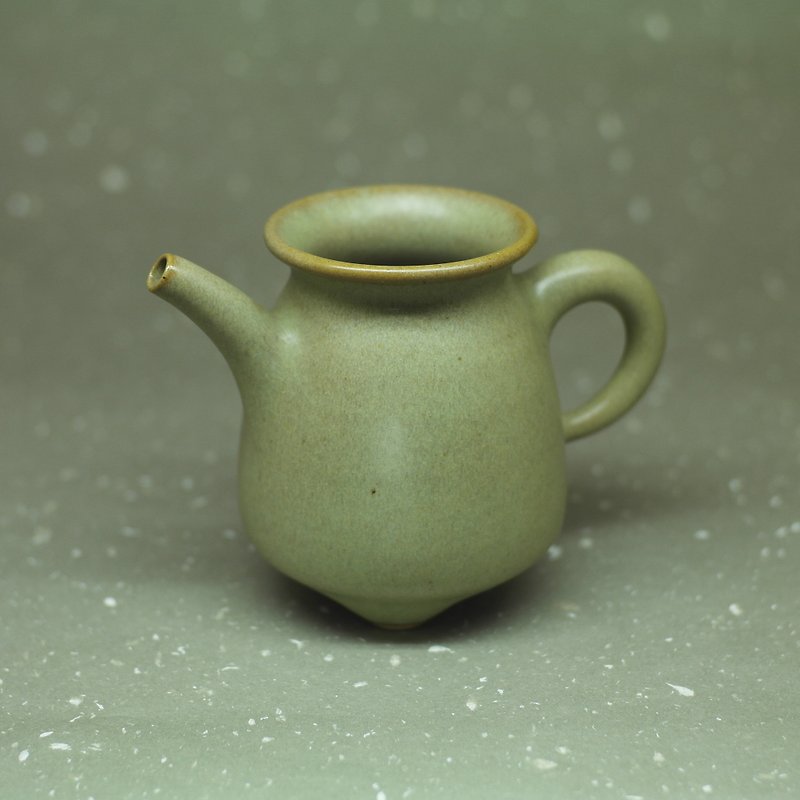 茶の海を保持する 3 本の脚が付いたオリーブ グリーンの釉薬の樽、フェア カップ、均一なカップ、手作りの陶器の茶小道具 - 急須・ティーカップ - 陶器 