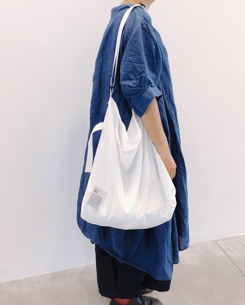 Lazy Bag 純白 隨性寬包 輕防水/單肩/斜肩/背帶可調 - 側背包/斜背包 - 其他人造纖維 白色