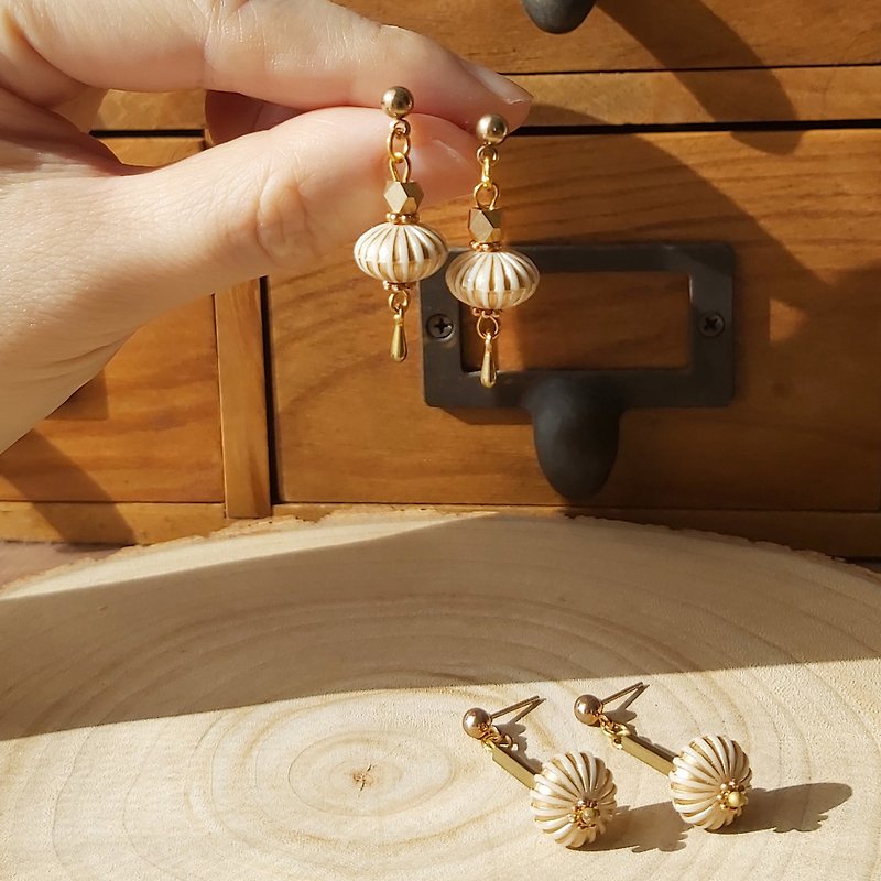 Retro style golden small lantern earrings ear pin Clip-On gold-plated birthday gift - ต่างหู - ทองแดงทองเหลือง สีทอง