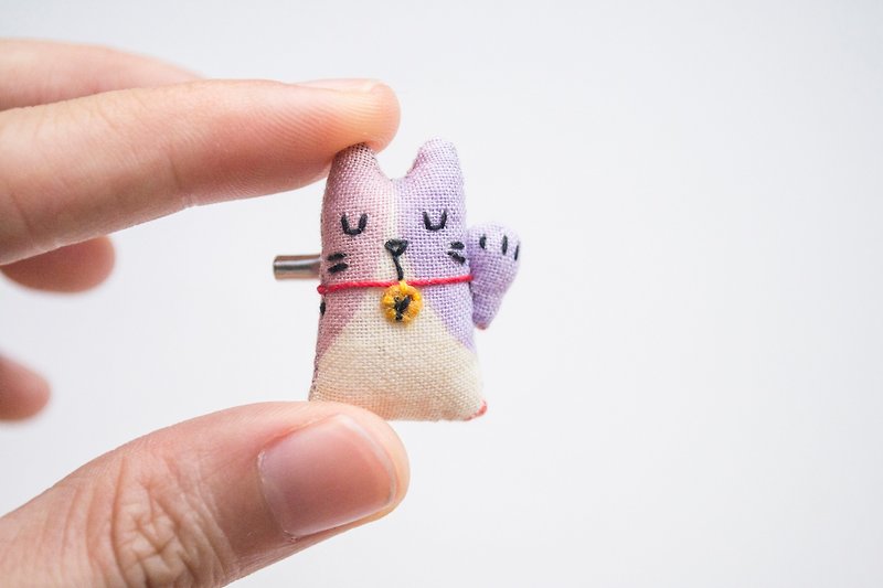 招財貓胸針 fortune cat mini brooch pin - เข็มกลัด - วัสดุอื่นๆ สีส้ม