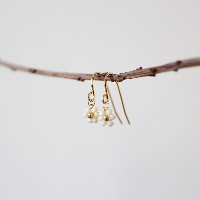 串珠耳飾_一朵小花/霧面珍珠白/beading earing - 耳環/耳夾/耳骨夾 - 玻璃 白色