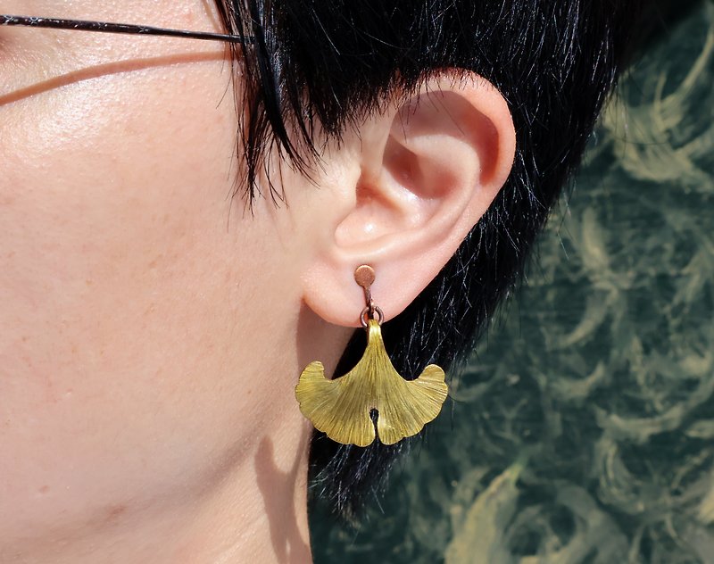 [Customized] Ginkgo Leaf Earrings Bronze Handmade Unique Handmade Gift - ต่างหู - ทองแดงทองเหลือง สีเหลือง