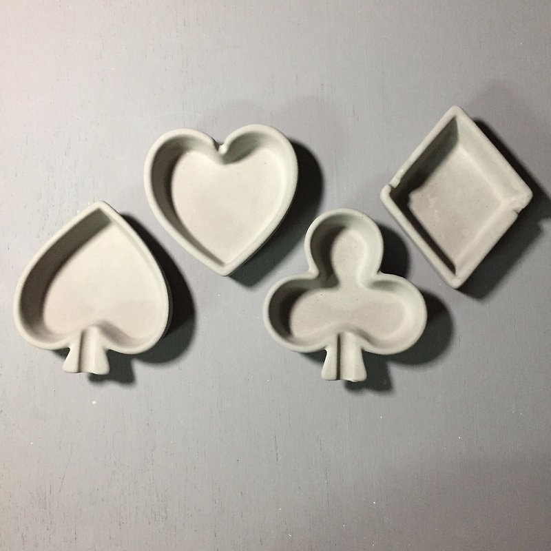 Fair face Concrete ashtray accessory holder in Playing card shapes (set of four) - กล่องเก็บของ - ปูน สีเทา