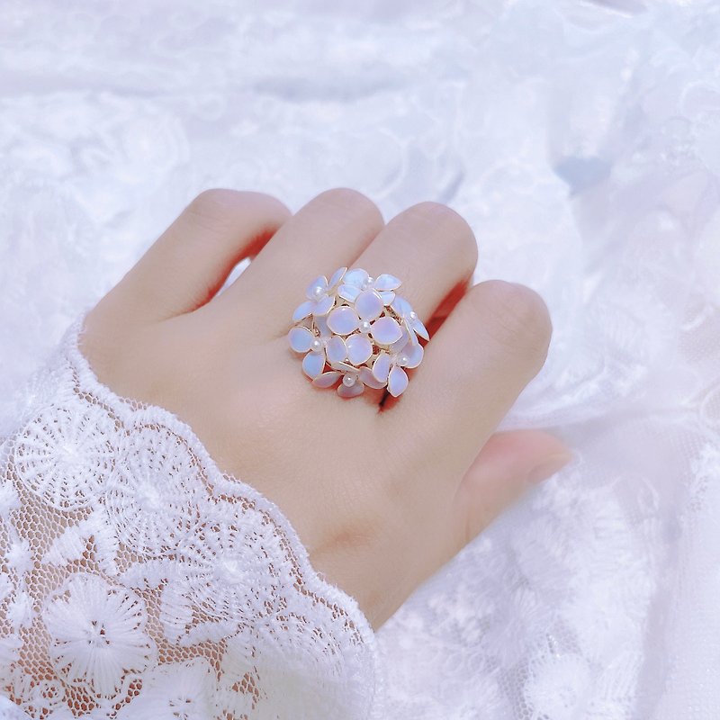 【繡球戒指】樹脂水晶花戒指 - 戒指 - 樹脂 