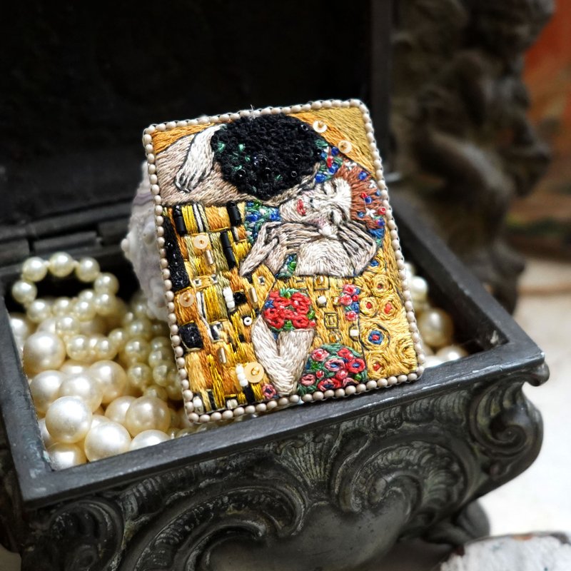 Gustav Klimt的名畫 接吻KISS 手工刺繡胸針 俄羅斯工藝坊手工製 - 胸針 - 棉．麻 多色