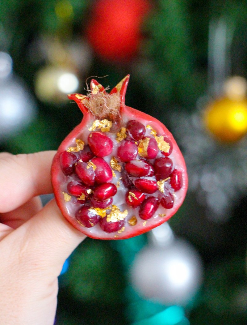 Pomegranate brooch Gift for mom Handmade Unique jewelry New Year's gift - เข็มกลัด - ดินเหนียว สีแดง