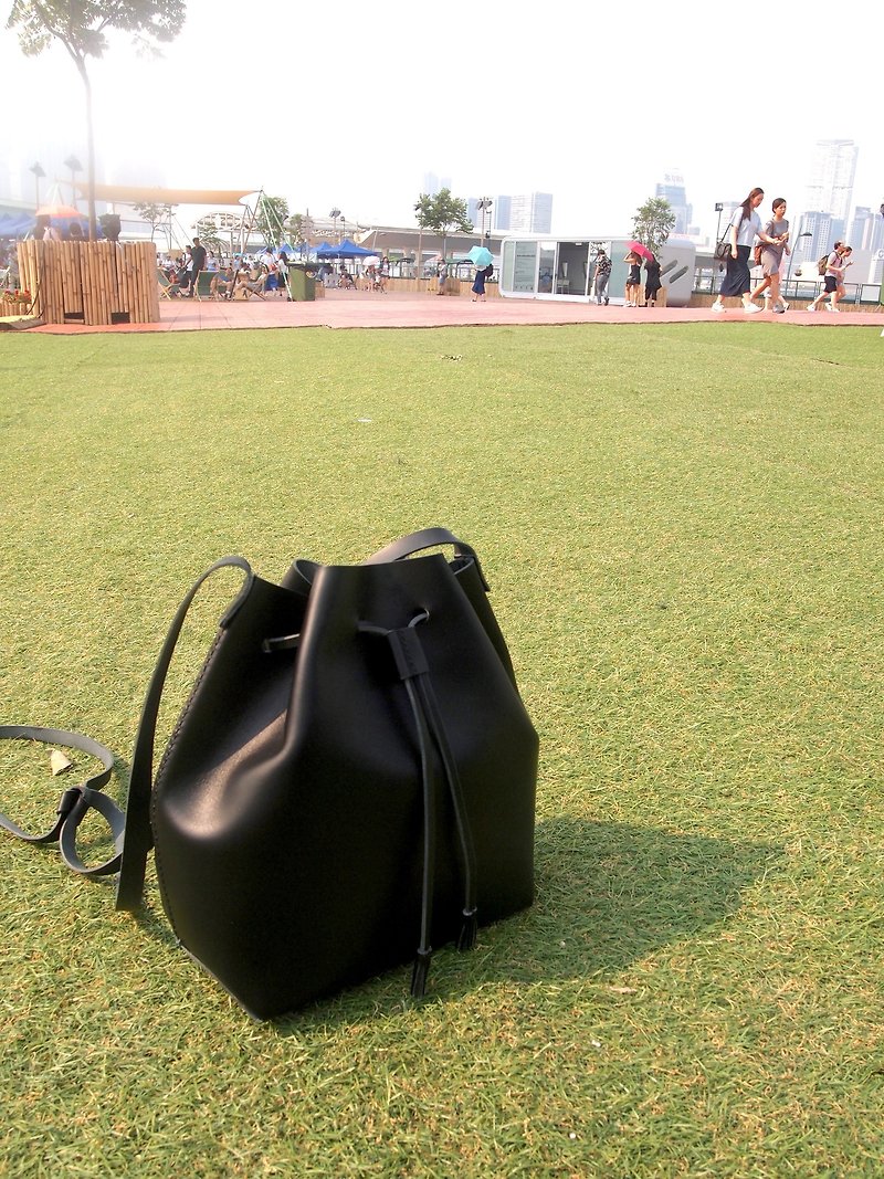 Hand-stitched leather black bucket bag side backpack by Fabula Customized retro bucket bag - กระเป๋าแมสเซนเจอร์ - หนังแท้ สีดำ