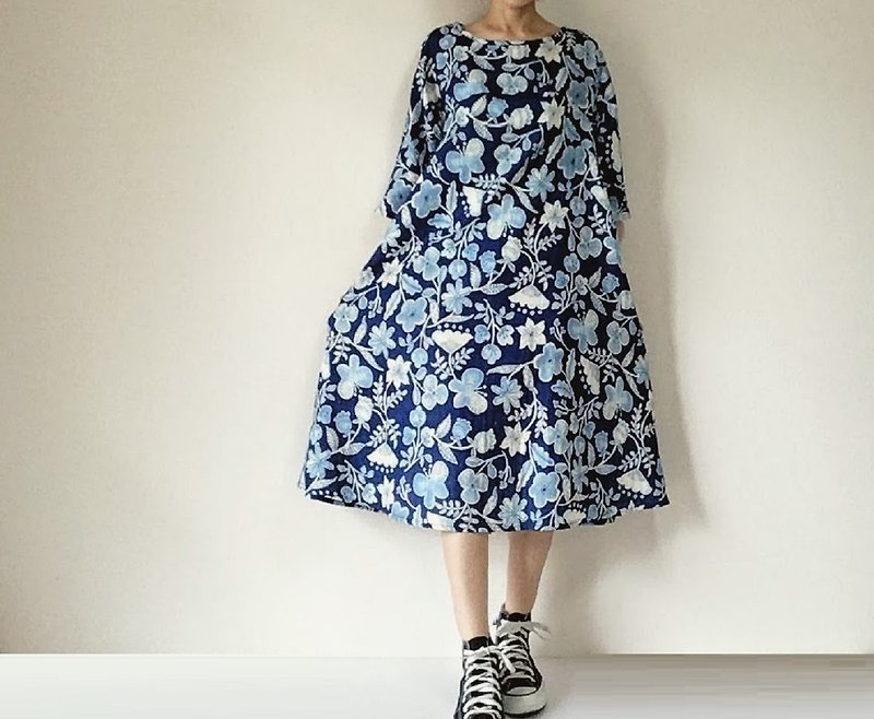花と蝶々　フレアワンピース　ダブルガーゼ　ダークブルー - 洋裝/連身裙 - 棉．麻 藍色