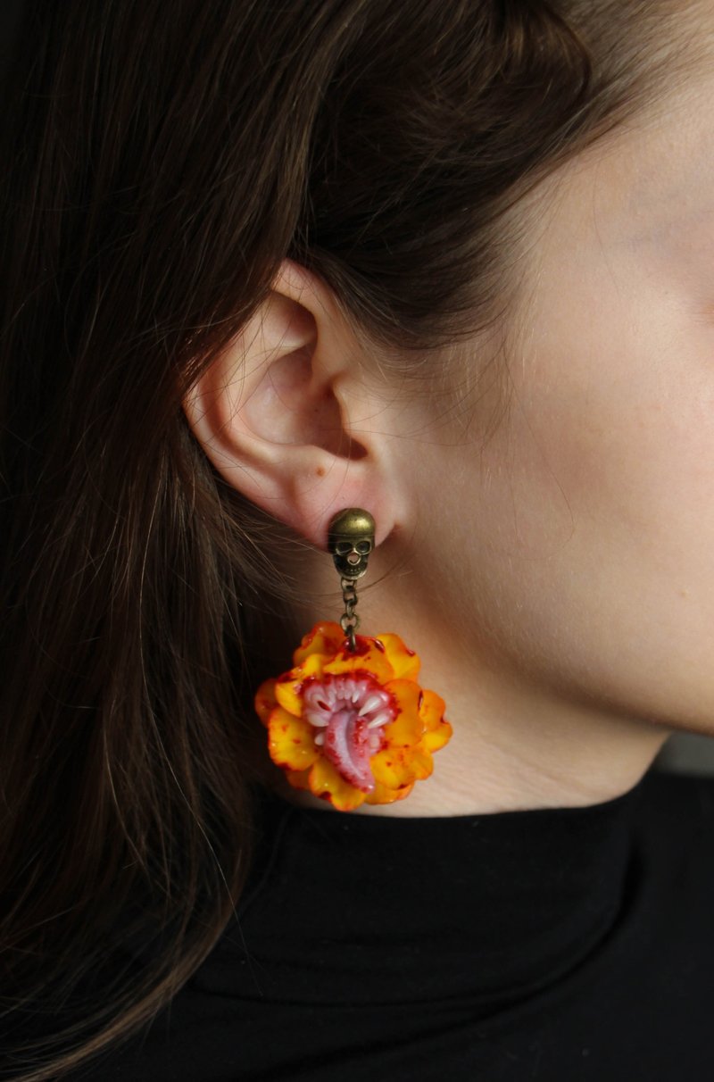 Gothic jewelry - Creepy flower earrings - Earrings Halloween - 耳環/耳夾/耳骨夾 - 黏土 黃色