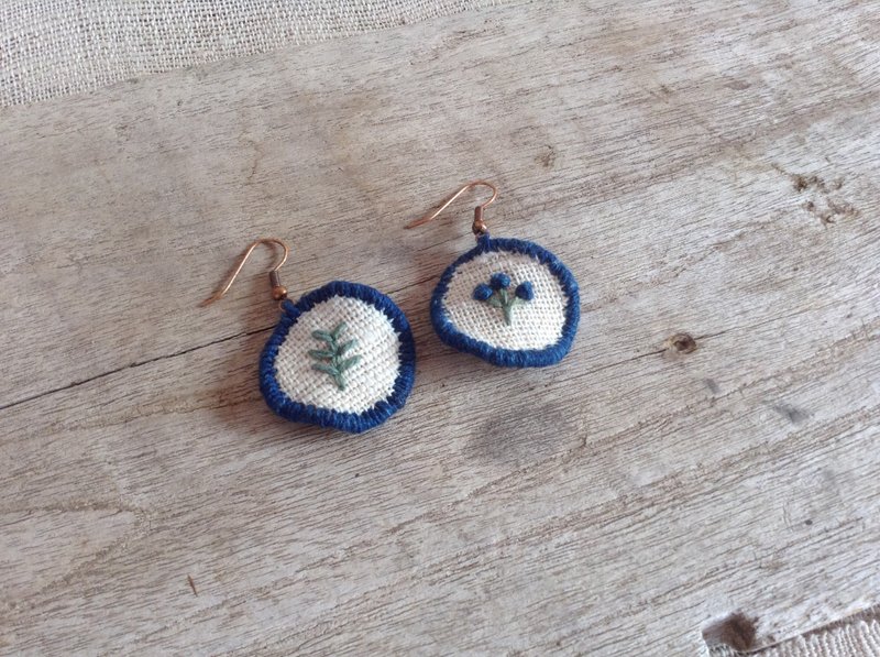 Handmade earrings-embroidered with natural dyes thread on handwoven cotton fabric. - 耳環/耳夾/耳骨夾 - 繡線 藍色
