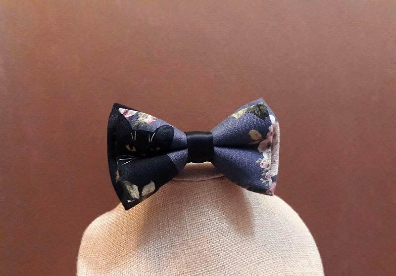 Black cat floral bow tie Bow Ties - หูกระต่าย/ผ้าพันคอผู้ชาย - ผ้าฝ้าย/ผ้าลินิน สีน้ำเงิน