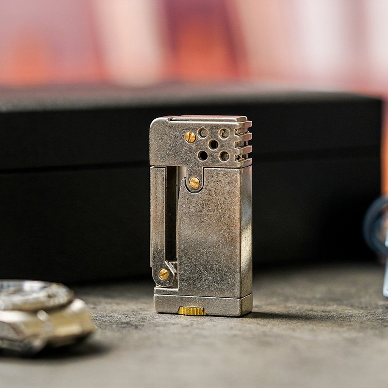 【FREED】Antique Silver Engraved Brass Casing Kerosene Lighter, Customizable Engraving, Fast Shipping - อื่นๆ - โลหะ สีเทา