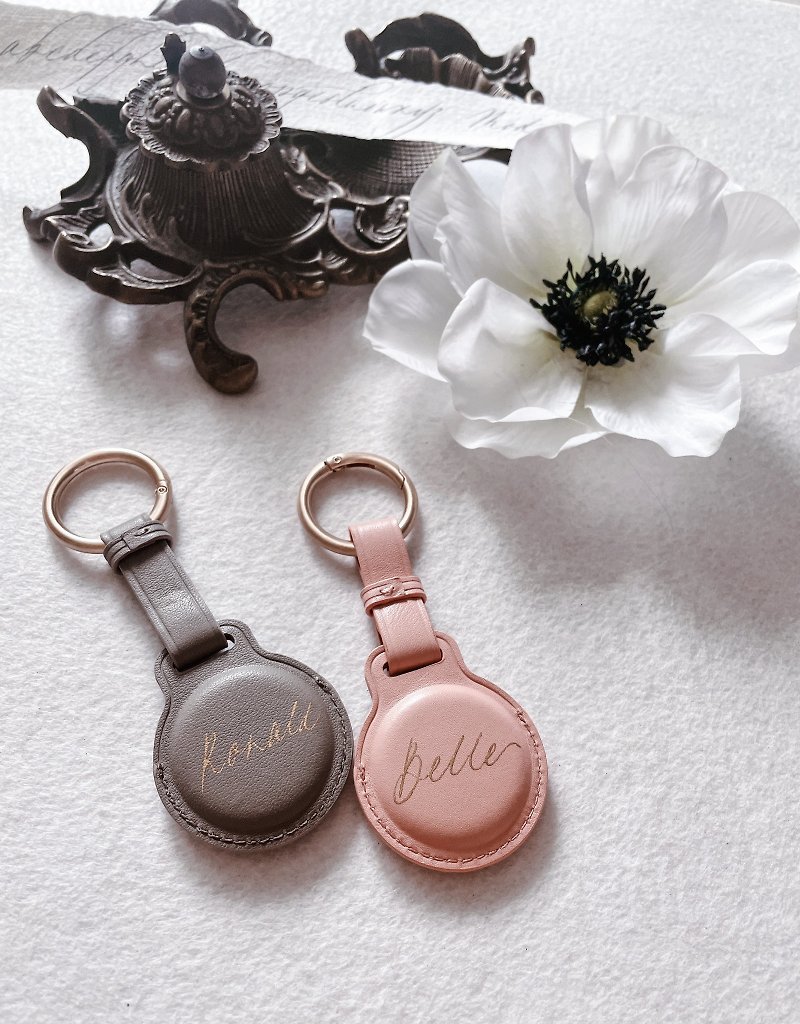 【客製化禮物】AIRTAG 皮革保護套  法式粉紅 / 深灰 燙金名字 - 鑰匙圈/鎖匙扣 - 真皮 粉紅色