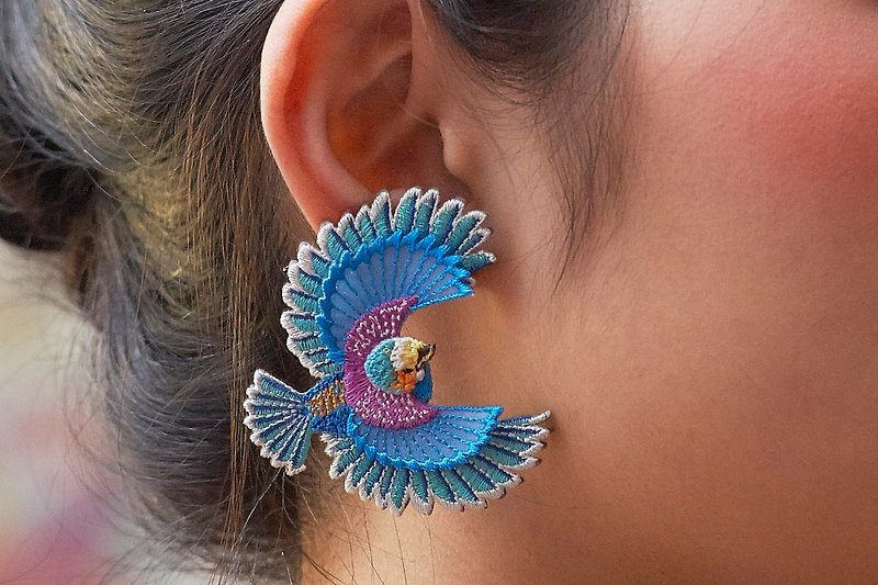 ARRO / Embroidery earring / Flying bird / grey