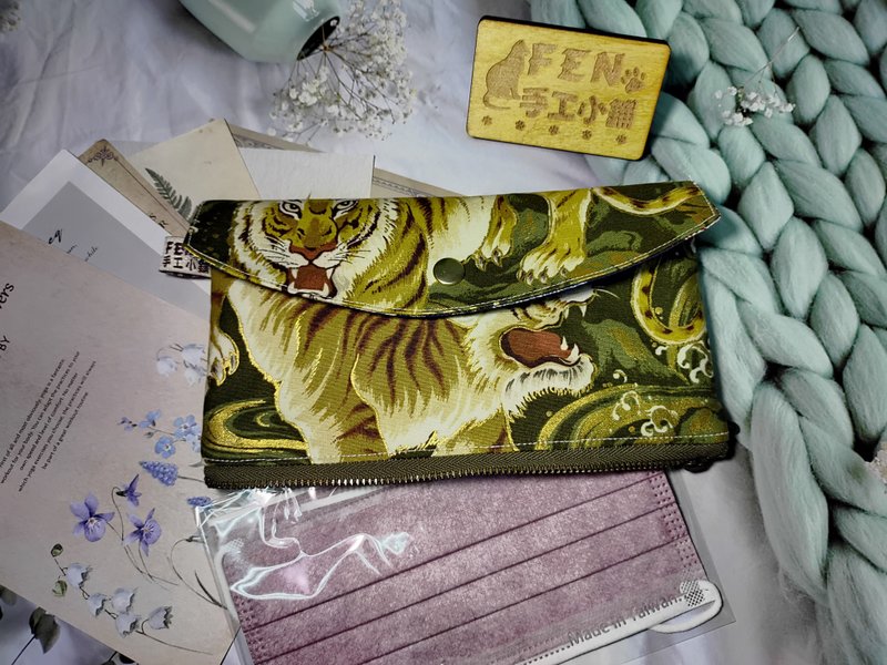 Japanese cotton limited edition green background hot stamping tiger style zipper cloth red envelope bag-passbook bag-zipper bag below - กระเป๋าเครื่องสำอาง - ผ้าฝ้าย/ผ้าลินิน 