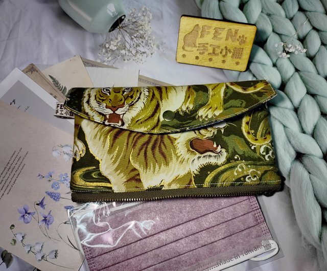 SHOP TOILETRY BAGS