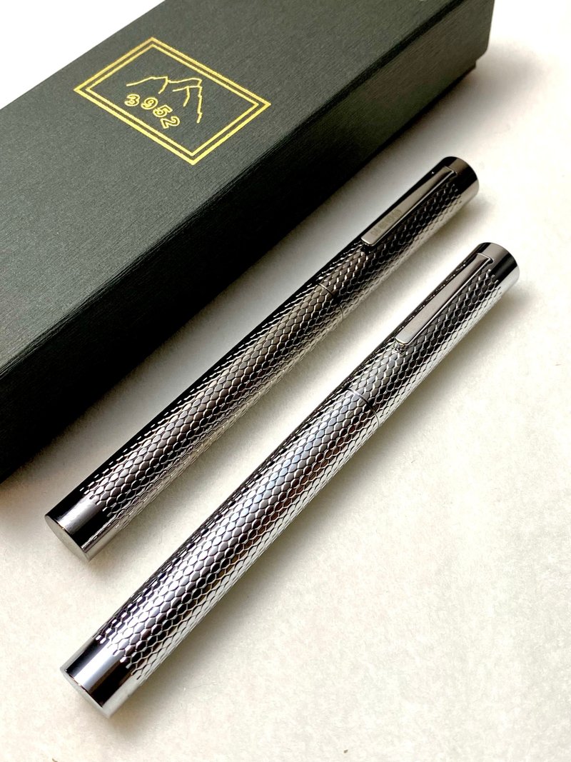 3952 Old Goat - Taimali Honeycomb Pattern Engraving Two-color Steel Tip Pen - Fountain Pens - Other Materials 