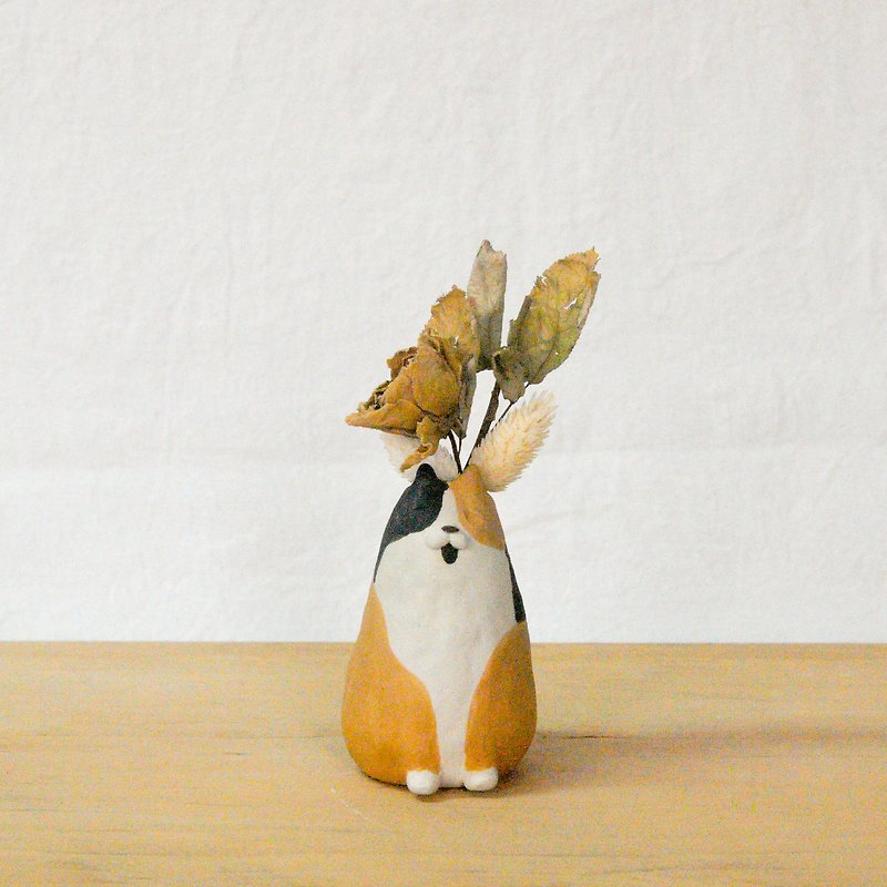 Tao hand made three-flowered cat flower wearing white socks - เซรามิก - ดินเผา สีส้ม