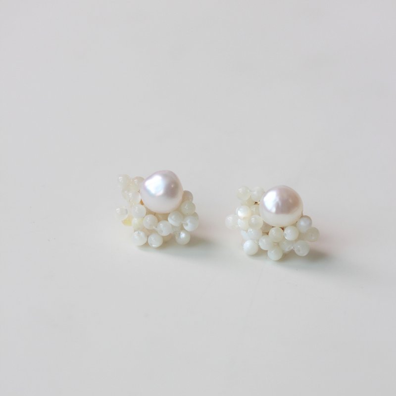 [Moon White] Natural Mother-of-Pearl Japanese Earrings - ต่างหู - ไข่มุก ขาว