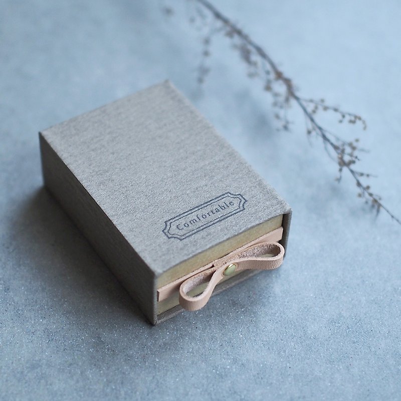 Comfotable Charcoal Gray) A small slide gift box with genuine leather that conveys your feelings - วัสดุห่อของขวัญ - กระดาษ สีนำ้ตาล