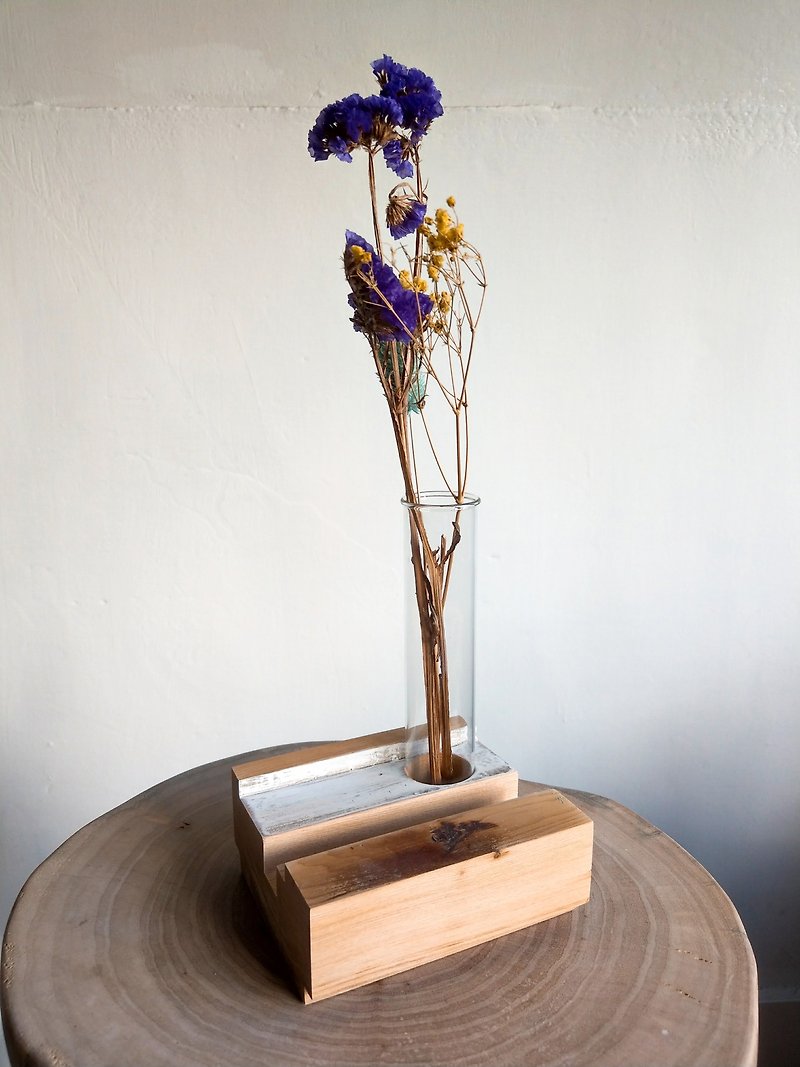 CL Studio【cypress-mobile phone holder/business card holder】N130 with test tube and dried flower - Card Stands - Wood Gold