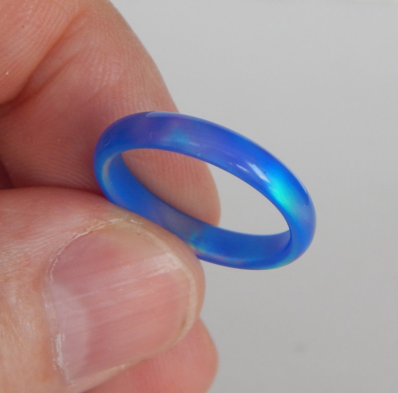 Blue narrow opal ring. Solid opal ring. Synthetic opal ring. Ring as a gift. - 戒指 - 其他材質 藍色