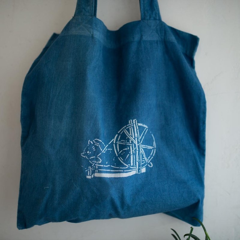 cat jobs 02 | Rolling the cotton therad | natural indigo Tote Bag - 側背包/斜孭袋 - 棉．麻 藍色