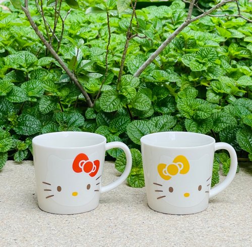 Sanrio Hello deals Kitty Arita Sake Set