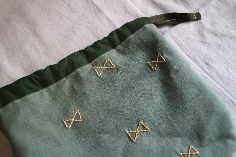 手工刺繡蝴蝶結束口袋 萬用包 / 綠底 黃白線 - 化妝袋/收納袋 - 棉．麻 綠色