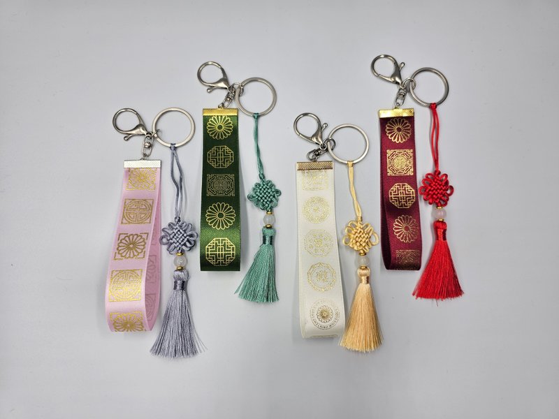 Norigae key ring with traditional pattern - ที่ห้อยกุญแจ - เส้นใยสังเคราะห์ ขาว