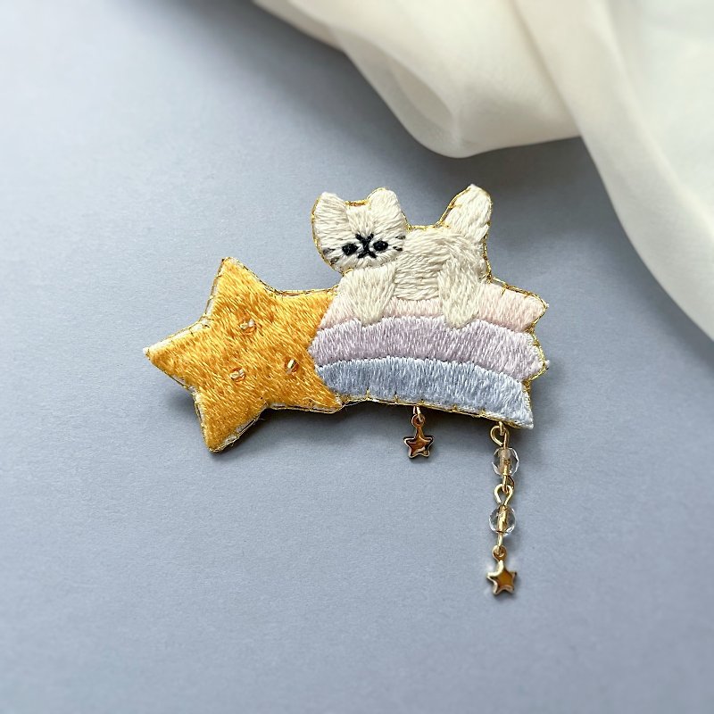 Embroidery brooch of a cat riding a shooting star - Brooches - Thread Yellow
