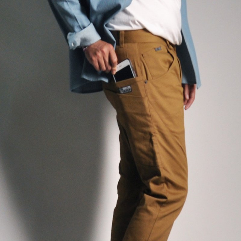 【INNATE】Half-moon back patch pocket elastic tapered trousers Khaki - กางเกงขายาว - ผ้าฝ้าย/ผ้าลินิน สีกากี