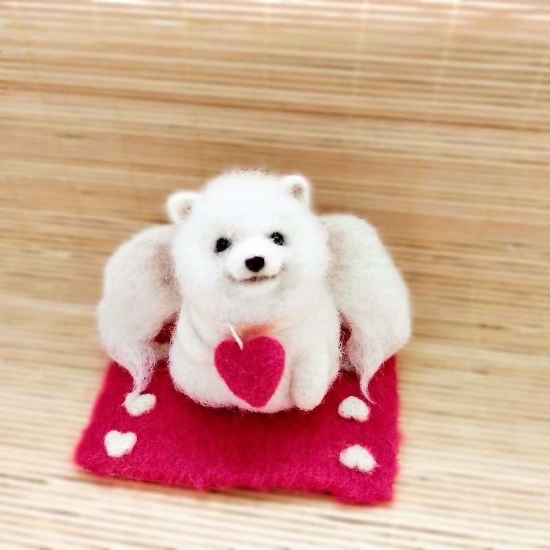 Toy Samoyed dog.Ornament Angel with a pendant in the form of a red heart. - 公仔模型 - 羊毛 白色