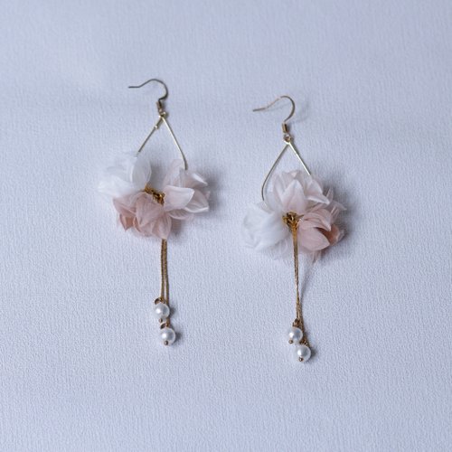 艸化工事 Maison du Corsage Perrine 唯美粉佐白小花水滴樣式珍珠耳環