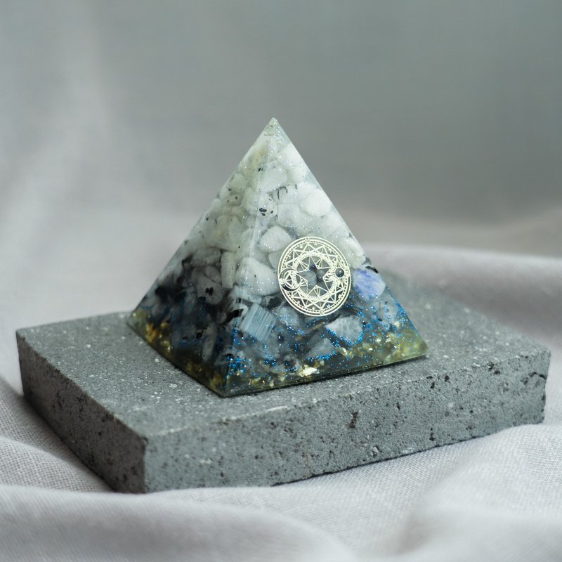 【月亮石】奧根水晶能量金字塔Orgonite 6x6 cm - 擺飾/家飾品 - 水晶 多色