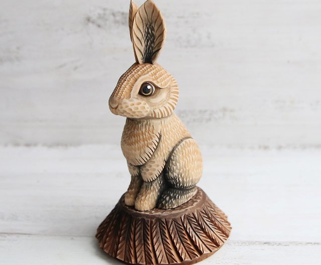 木製のウサギの置物木彫りバニー恋人ギフトうさぎの彫刻リンデン樹皮