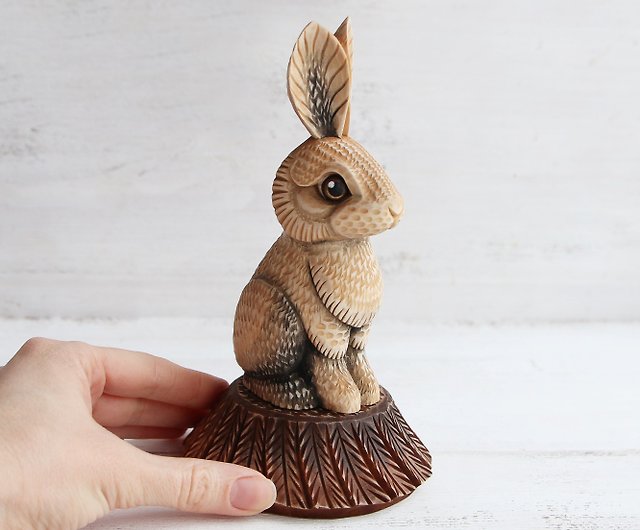 木製のウサギの置物木彫りバニー恋人ギフトうさぎの彫刻リンデン樹皮