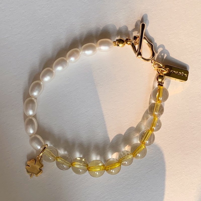 WEALTH BRACELET: GOLD RUTILATED QUARTZ & NATURAL FRESHWATER PEARLS - 手鍊/手環 - 石頭 