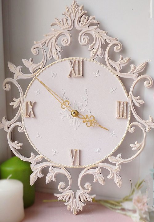 YourFloralDreams 掛鐘 Small pink wall clock with gold ornaments in vintage style Silent wall clock
