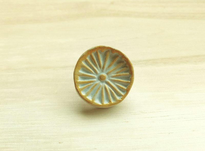 Badge Sunny Blue Pottery Pin - Brooches - Pottery Blue