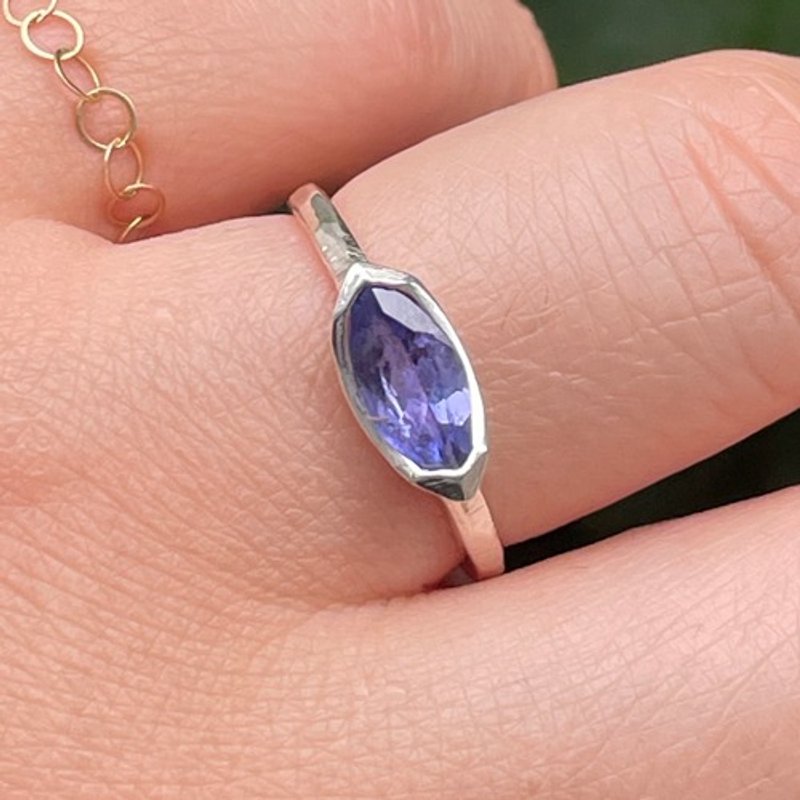 Pinkoi 代購 -  坦桑石馬眼形切割 0.74 克拉凹陷銀SV925 戒指 - 戒指 - 寶石 