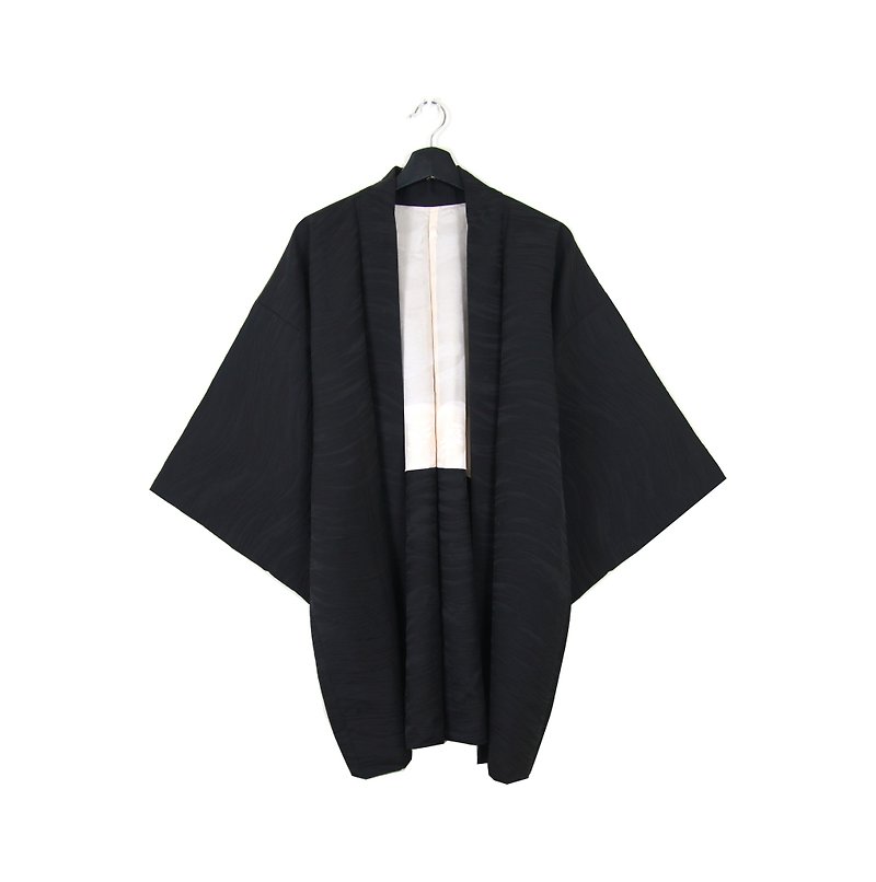 Back to Green :: Japanese kimono feather woven breeze brought back embossed vintage kimono (KI-31) - เสื้อแจ็คเก็ต - ผ้าไหม สีดำ