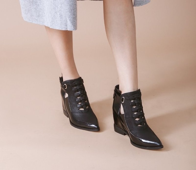 Cross the edge of the decoration within the increase of leather wide boots black - รองเท้าบูทสั้นผู้หญิง - หนังแท้ สีดำ